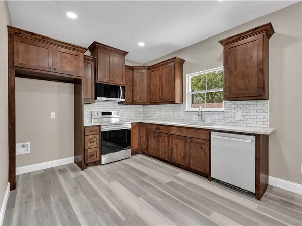 905B W Virginia St, Navasota, TX 77868