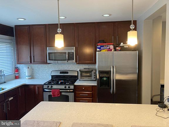 4th image of 36 Bennington Dr