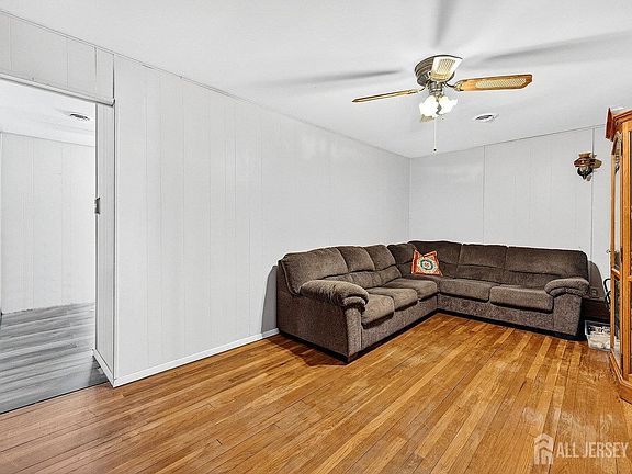 5th image of 48 Harvey Cir
