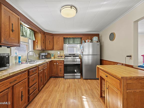 5th image of 99 N Summer St