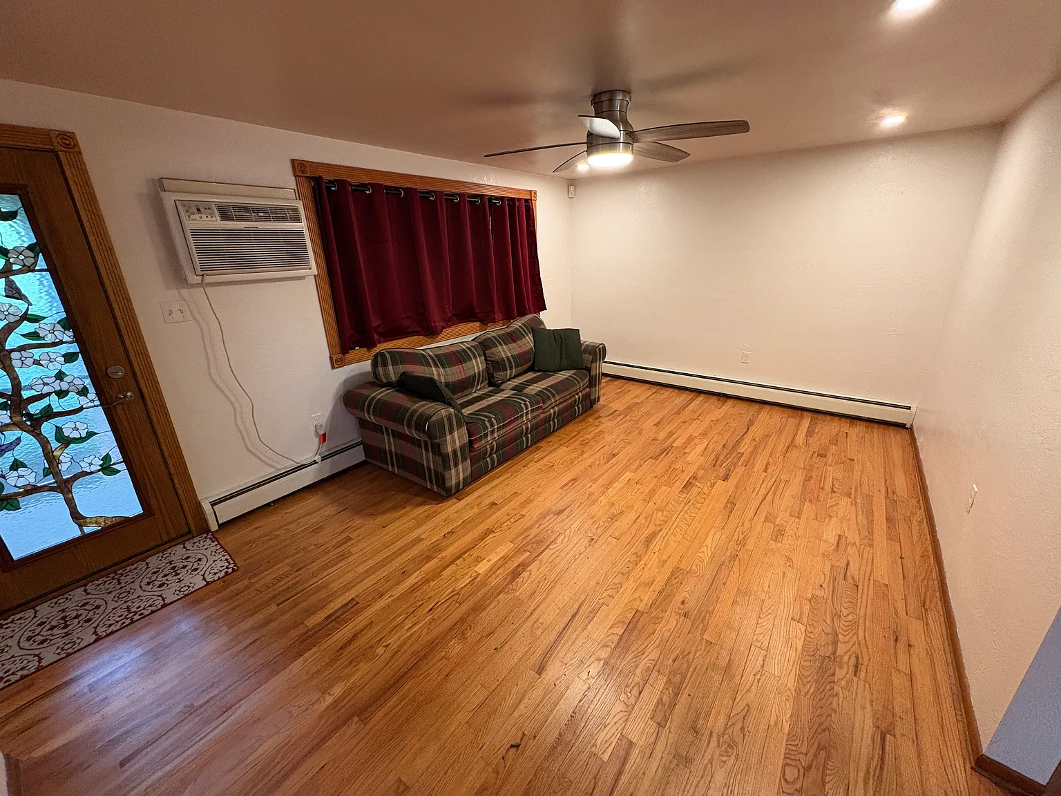 3 bed, 1.5 bath, 1062 sqft, $2,200 — Photo 3