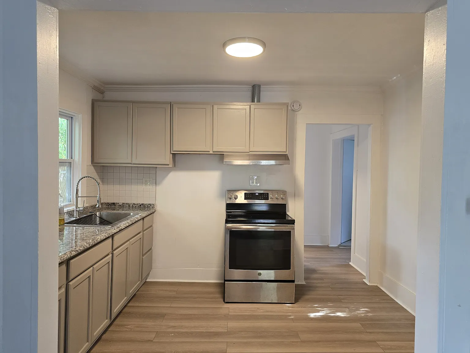 3 bed, 1.5 bath, 800 sqft, $1,800 — Photo 3