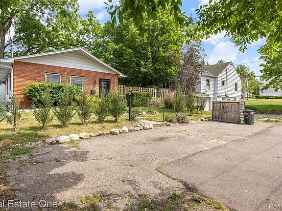 3rd image of 225 1st St
