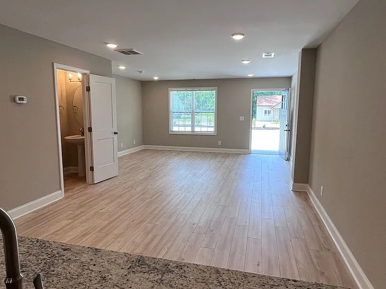 211 E Adams Ave — Photo 15
