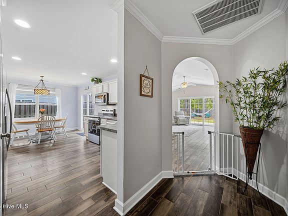 5th image of 402 Blue Pennant Court