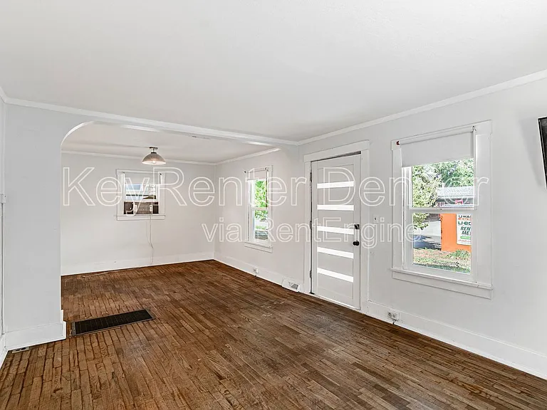 421 N Stuart St — Photo 4