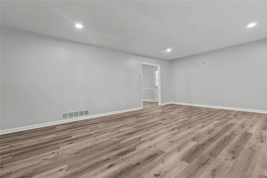 3 bed, 2.0 bath, 3016 sqft, $1,950 — Photo 3