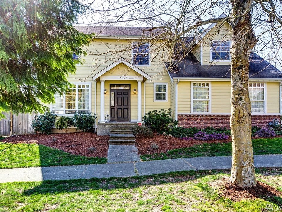 This super cute South Hills Skeers built home has major curb appeal.  