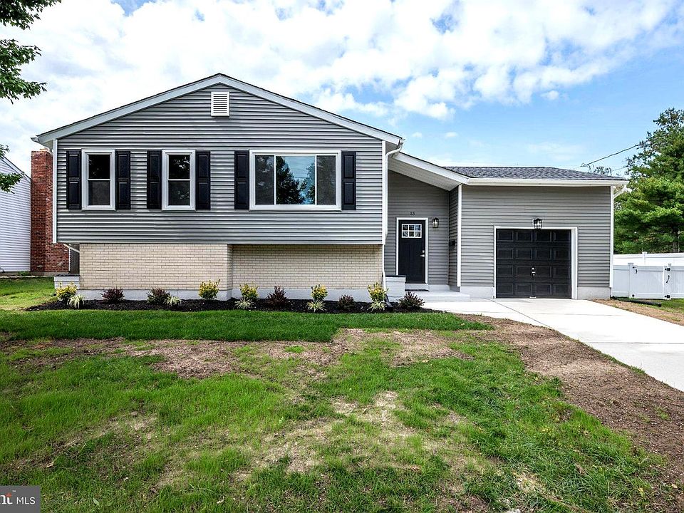 1st image of 13 Kingsbridge Dr