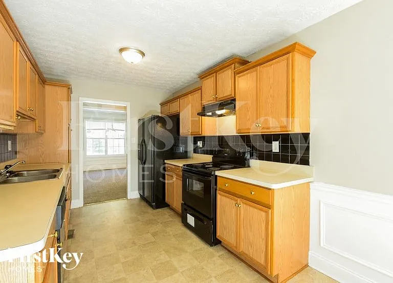 194 Rochester Ct — Photo 5