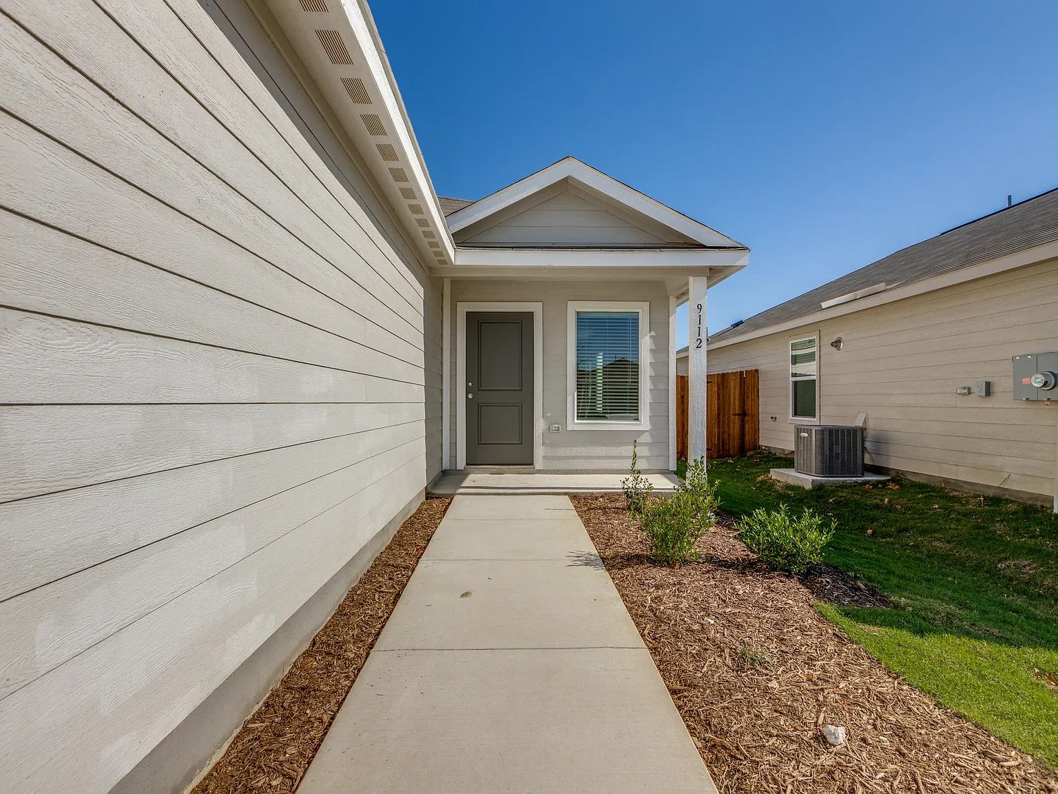 3 bed, 1267 sqft, $2,300 — Photo 2