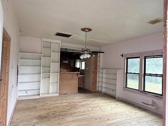 5th image of 419 W 2nd St