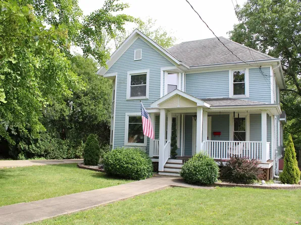 322 E Vernon St, Farmington, IL 61531