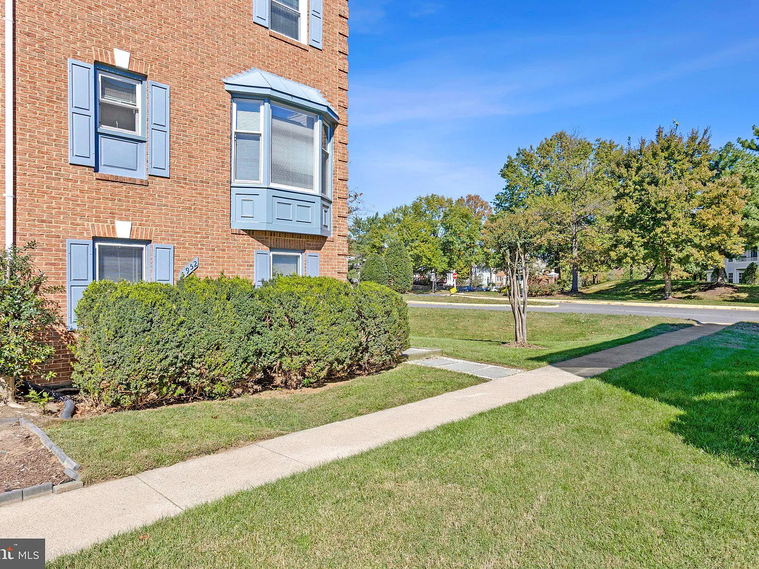4 bed, 3.5 bath, 2090 sqft, $3,400 — Photo 3