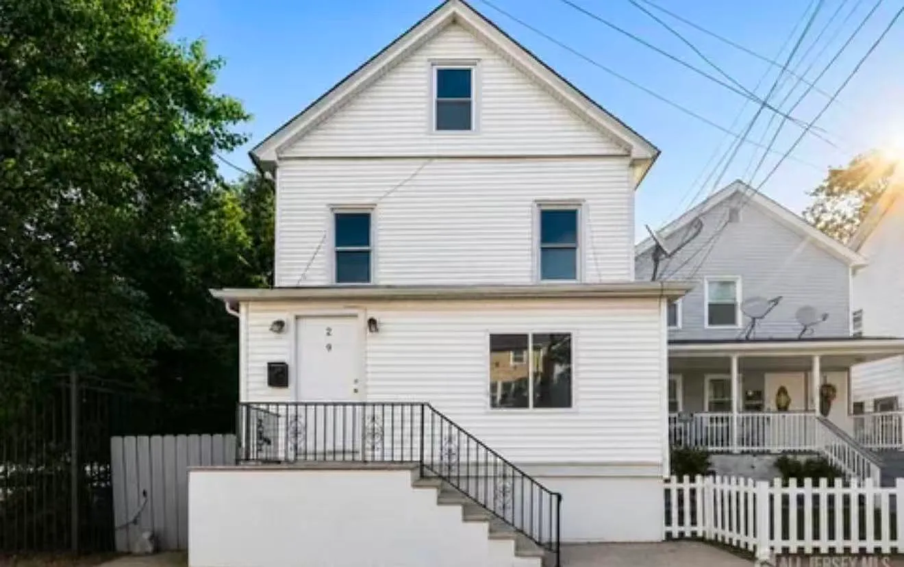 4 bed, $2,800 — Photo 1