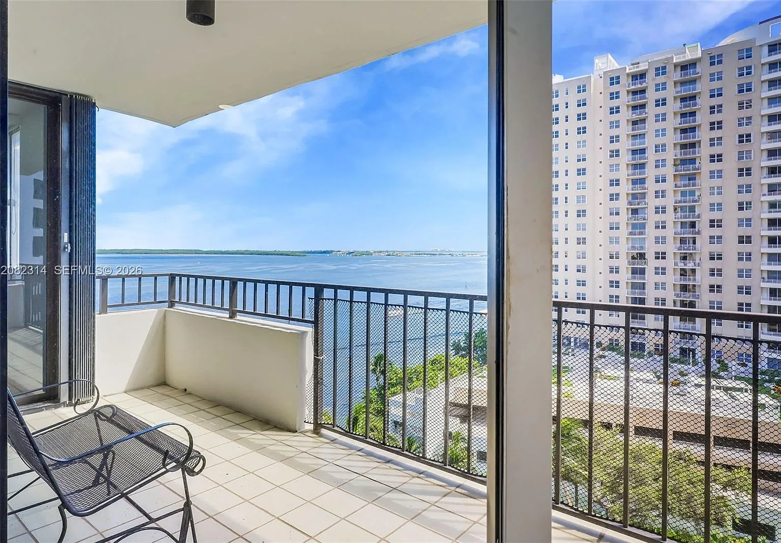 520 Brickell Key Dr — Photo 2