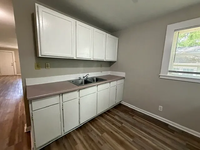 711 Alexander St — Photo 18
