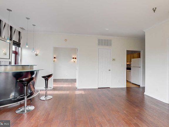 5th image of 2400 Clarendon Blvd Ph 9