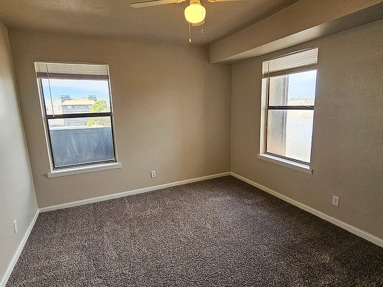 Paramount Square Apartments — Photo 7
