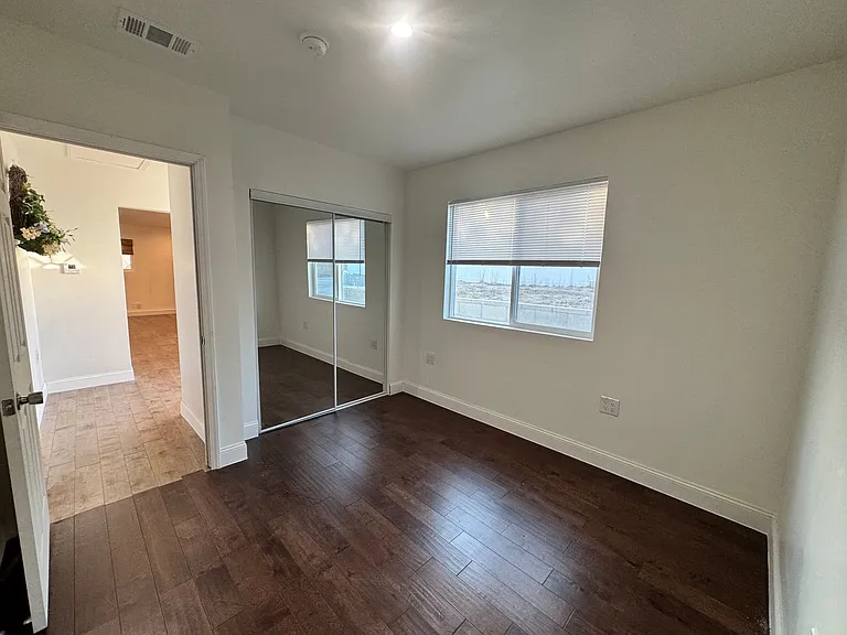 7842 Woodlake Ave — Photo 22