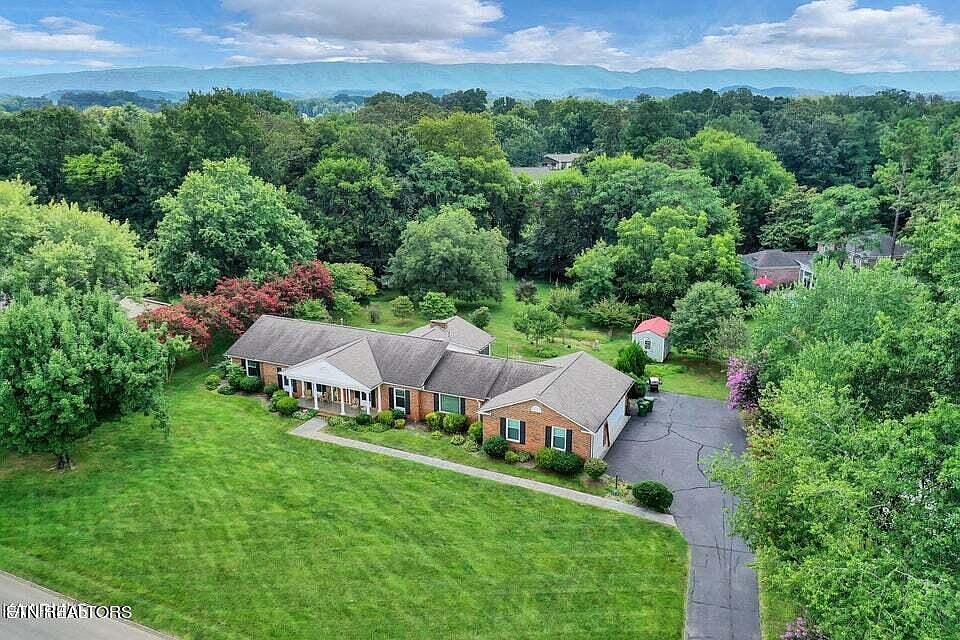 1st image of 828 N Briarcliff Cir