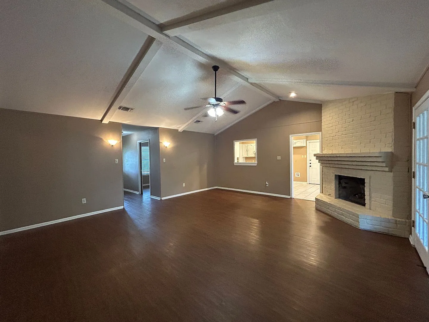 Live on the Hill! Ceramic Tile & LVP - No Carpet! Washer & Dryer Included / Fireplace / Fenced in... — Photo 4