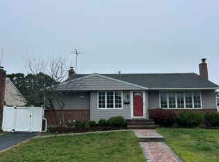 77 Vassar Ln, Hicksville, NY 11801