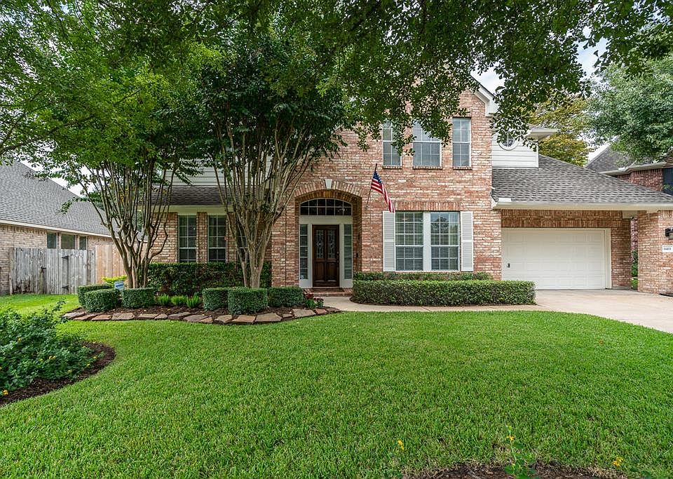 Fabulous 2-story Ashton Woods home located on a cul-de-sac street in the established neighborhood of Northlake Forest! This property did not flood!