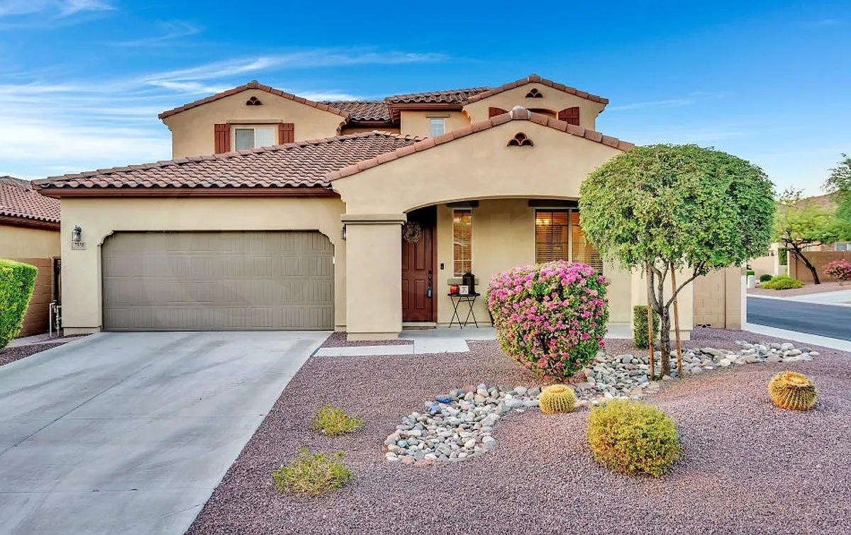 5 bed, 3.5 bath, 2882 sqft, $2,990 — Photo 2