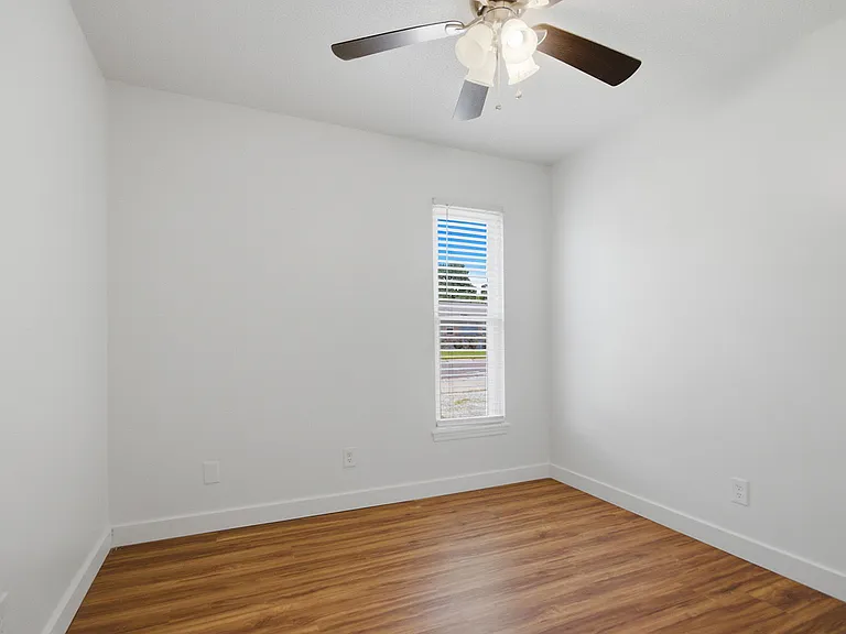112 Redwood Rd — Photo 9