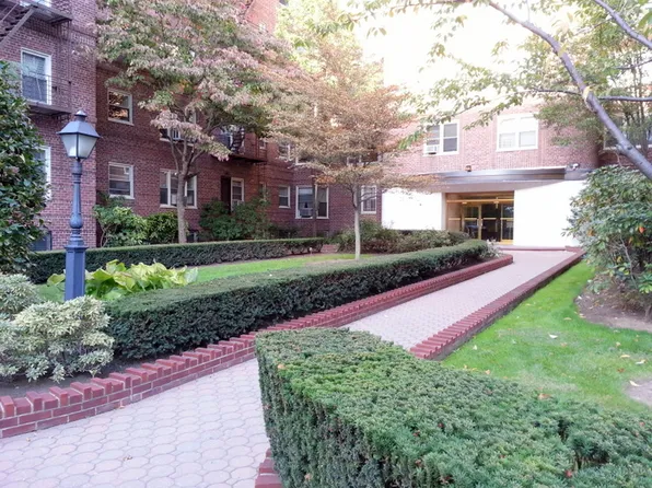 68-61 Yellowstone Boulevard image 1 of 1