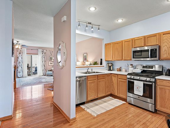 3rd image of 8037 Stratford Cir S