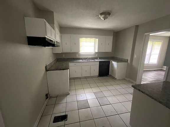3rd image of 102 E Kilgore St