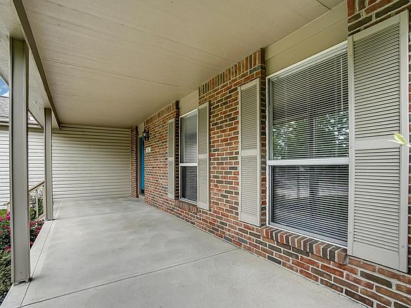 3rd image of 940 Carron Cir