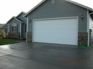 490 Serengeti Dr, Winston, OR 97496