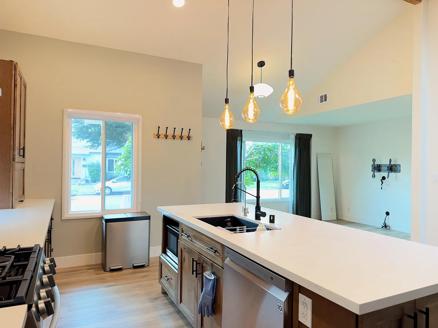 3 bed, 1290 sqft, $4,500 — Photo 2