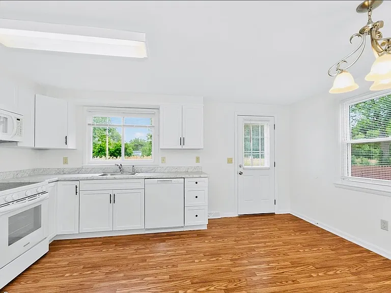 30 Commodore St #B — Photo 11