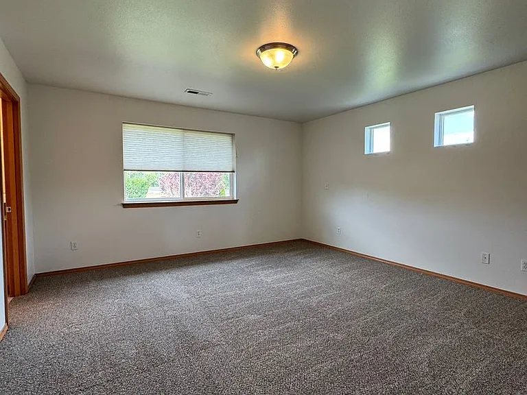 2210 N Clearview Dr — Photo 23