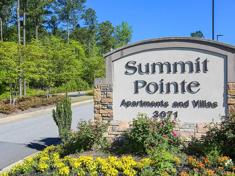 Summit Pointe Apartments — Photo 17