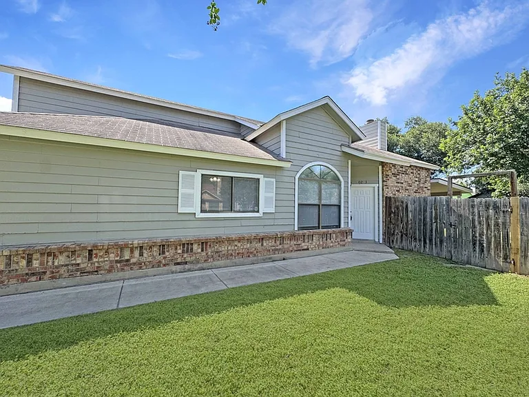 10203 Sunset Field Dr — Photo 4