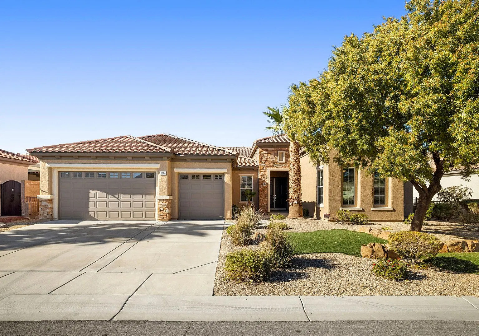 Stunning Sun City Anthem Home with Views — Photo 1