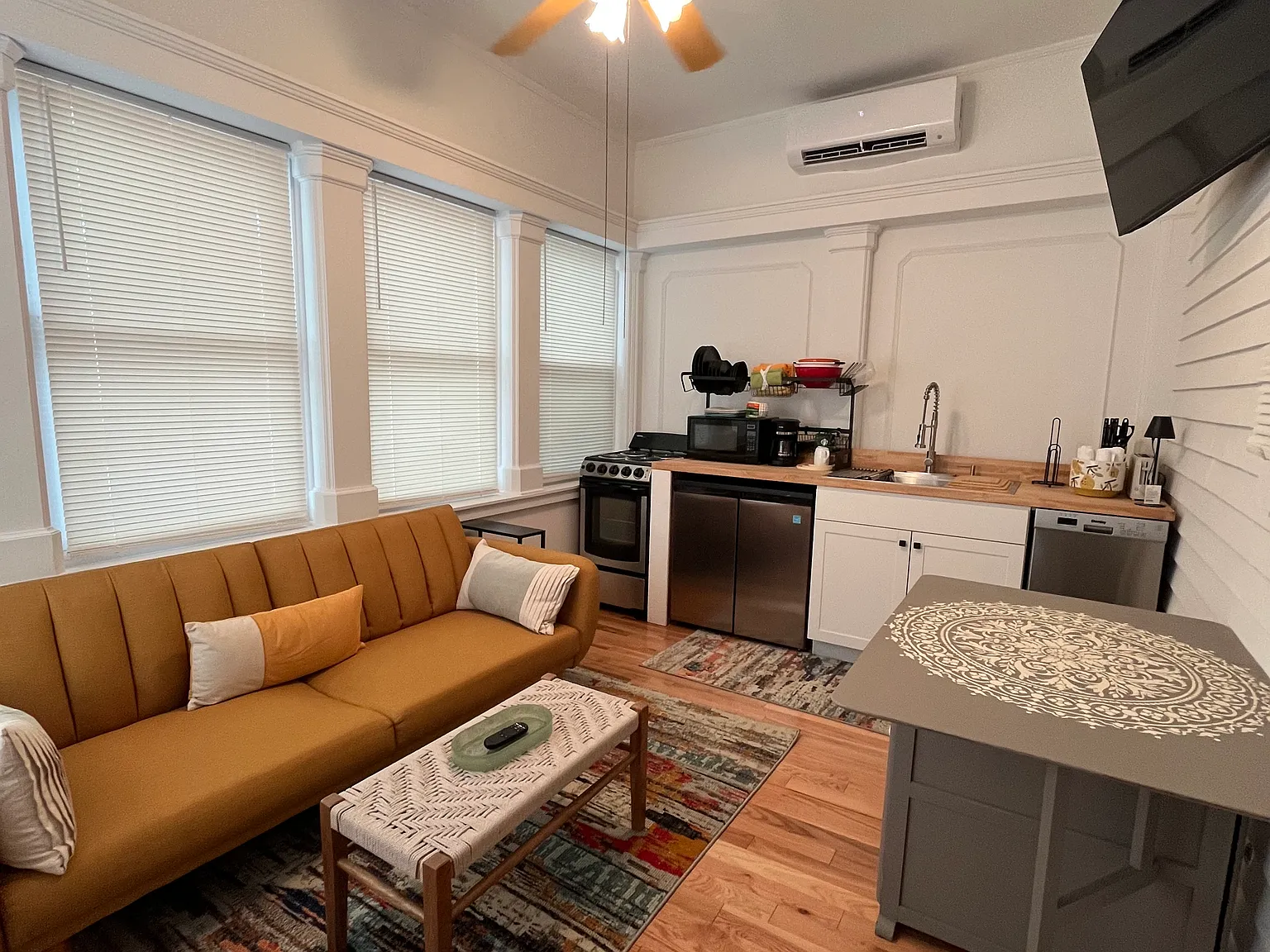 1 bed, 300 sqft, $1,800 — Photo 2