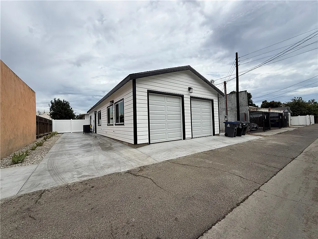 2 bed, 729 sqft, $3,000 — Photo 1