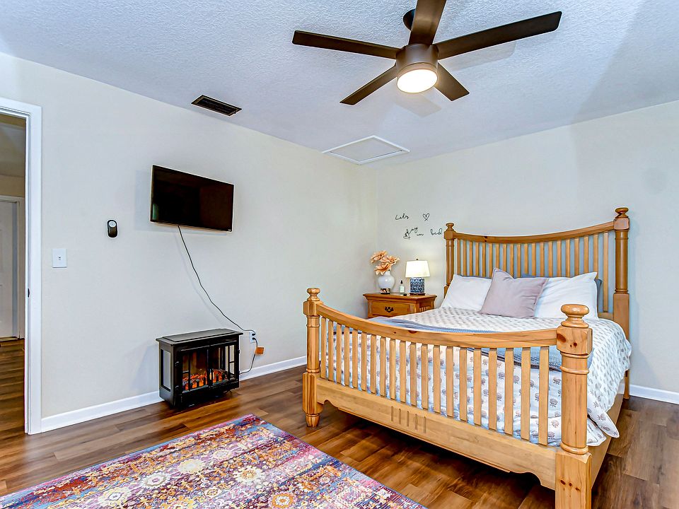 Our sweet bedroom comes with a comfortable Queen size bed