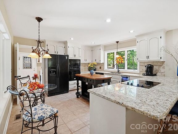 4th image of 211 Lamplighter Ln