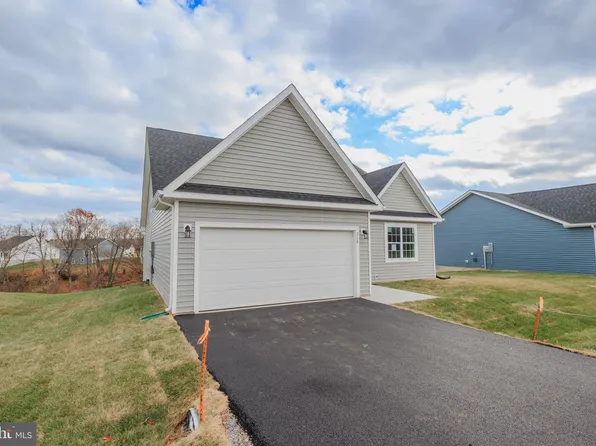 318 Vicksburg Ct, Martinsburg, WV 25404