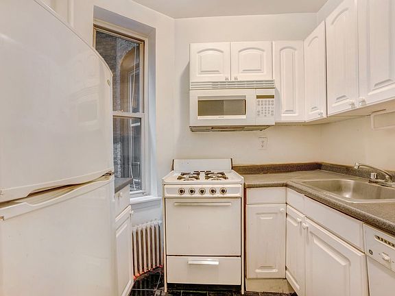 3rd image of 323 W 47th St APT 1C