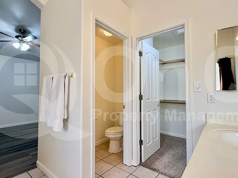 417 E Cantebria Dr — Photo 17