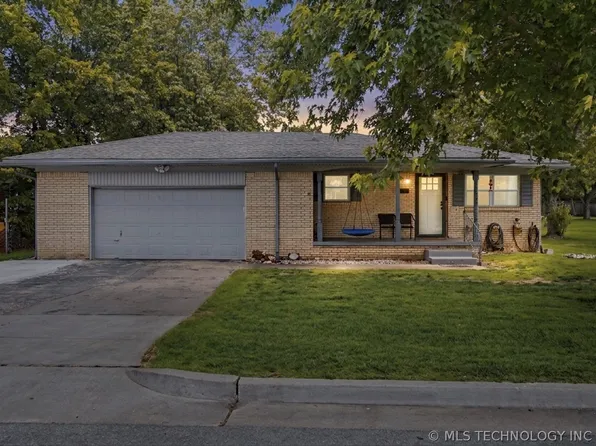 1225 S Russell St, Skiatook, OK 74070