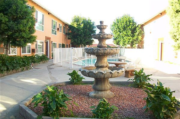 FRONT AND POOL 4433 003